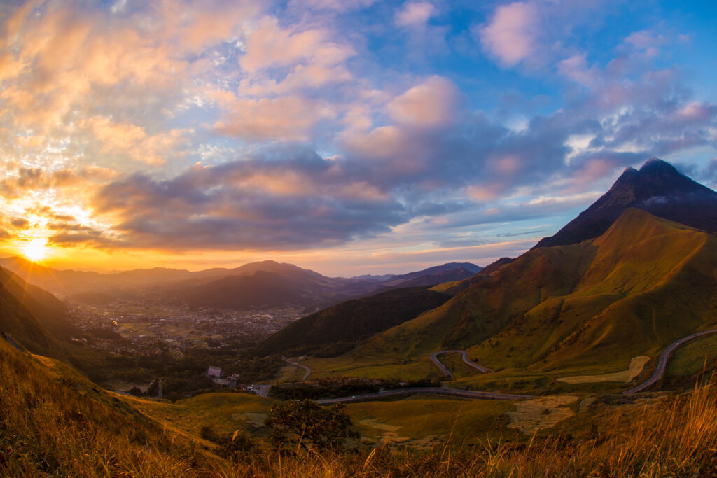 Yufudake and sunset (Yufuin, Yufu City, Oita Prefecture)